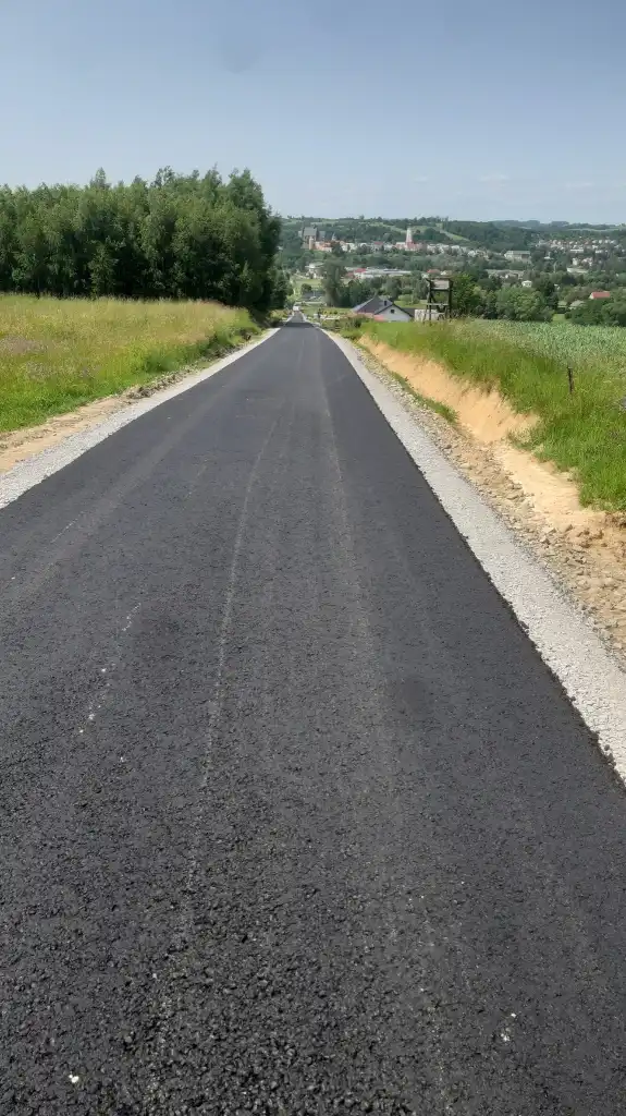 Drogowy czerwiec w Gminie Biecz. Asfaltowe inwestycje w pełnym rozkwicie