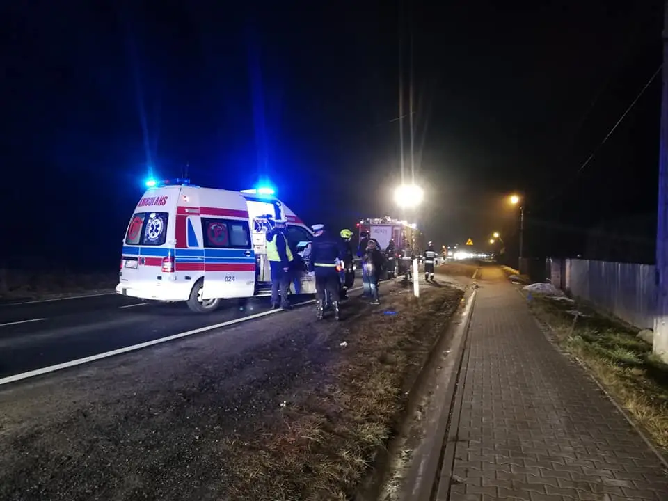 Mszana Dolna: Samochód osobowy potrącił pieszego. Mężczyzna w ciężkim stanie trafił do szpitala