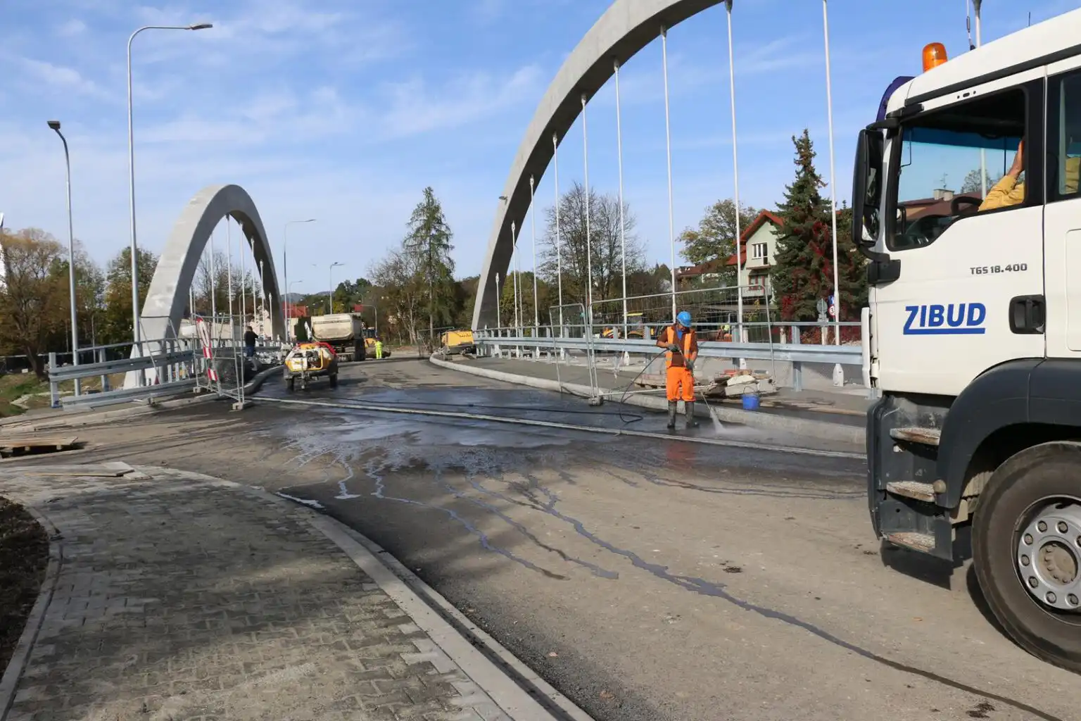 Limanowa: Pierwsze warstwy asfaltu na moście w ciągu ul. Lipowej