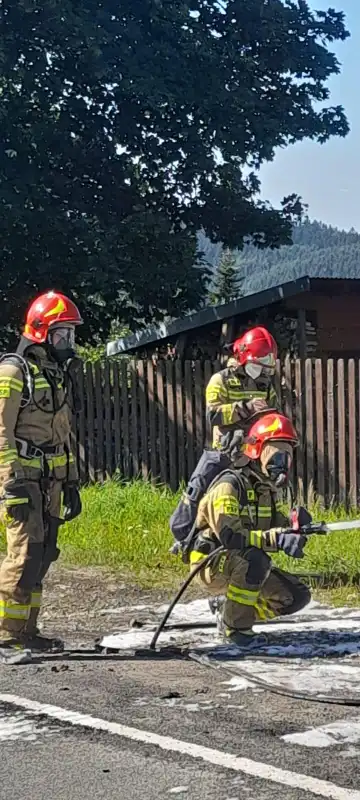 Strażacy usuwali olej hydrauliczny rozlany na drodze w Krynicy Zdroju i gasili samochód w Krzyżówce