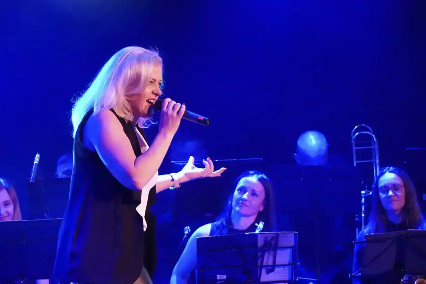 Koncert "EVERGREENS" w krynickiej Pijalni. W trakcie imprezy wystąpił Tomasz Bulzak