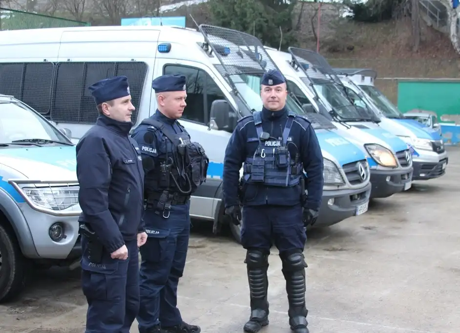 Policjanci dbali o bezpieczeństwo podczas turnieju hokejowego w Krynicy-Zdroju