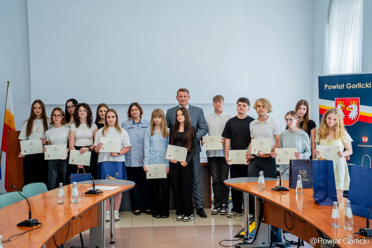 Młodzi pasjonaci prawa nagrodzeni. Powiatowy konkurs za nami