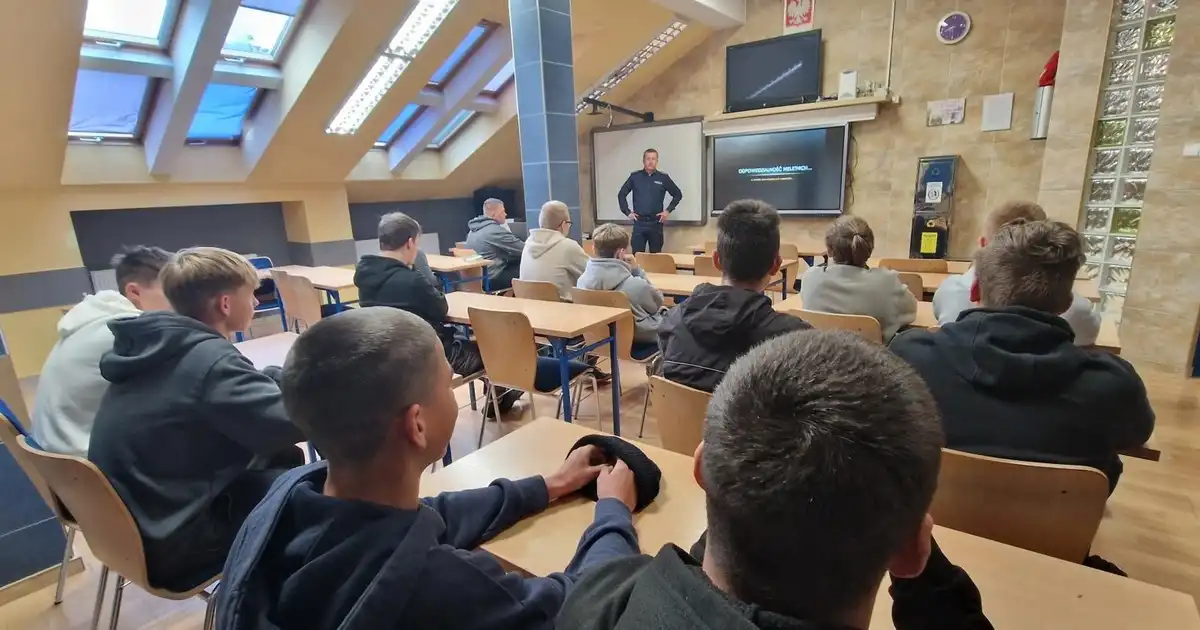Za kulisami policyjnej służby. Limanowscy uczniowie na spotkaniu z funkcjonariuszem