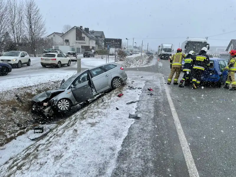 Kolizja w Tęgoborzy. Trzy auta rozbite