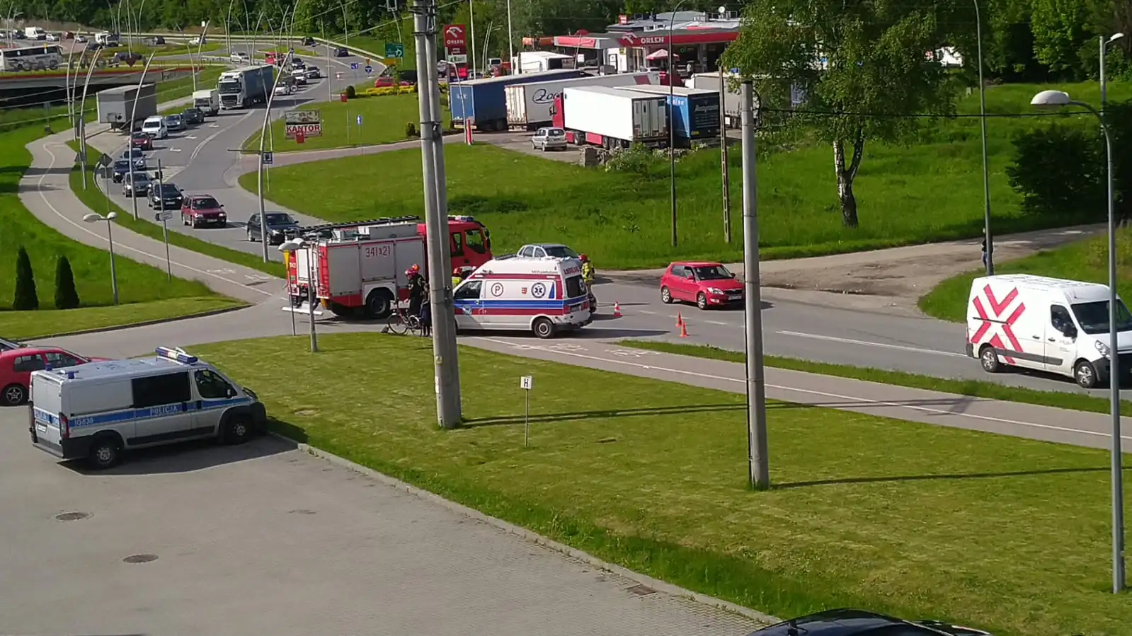 Nowy Sącz: 64-letnia rowerzystka uderzyła w wyjeżdzający z placu samochód osobowy