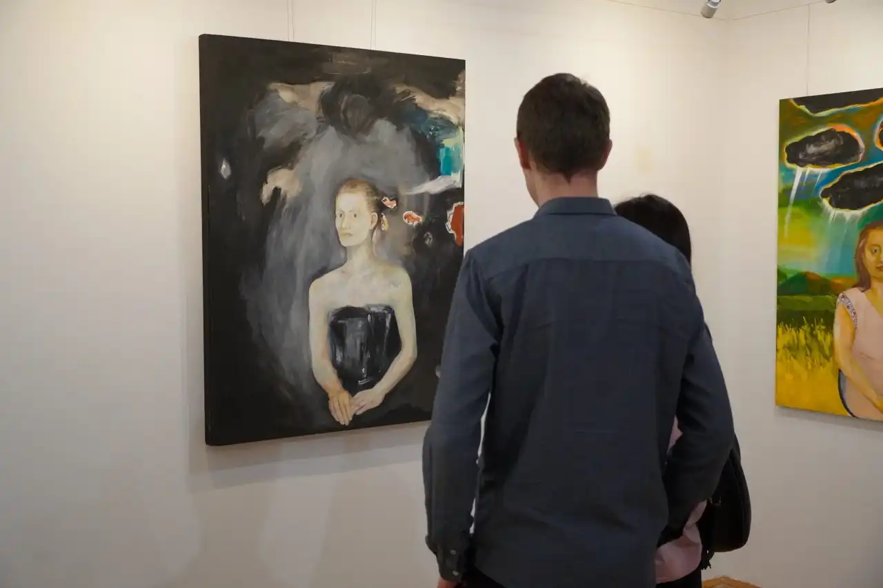 Puste krzesło pełne obecności. Wystawa Justyny Maksymczak w Galerii Bielanka73