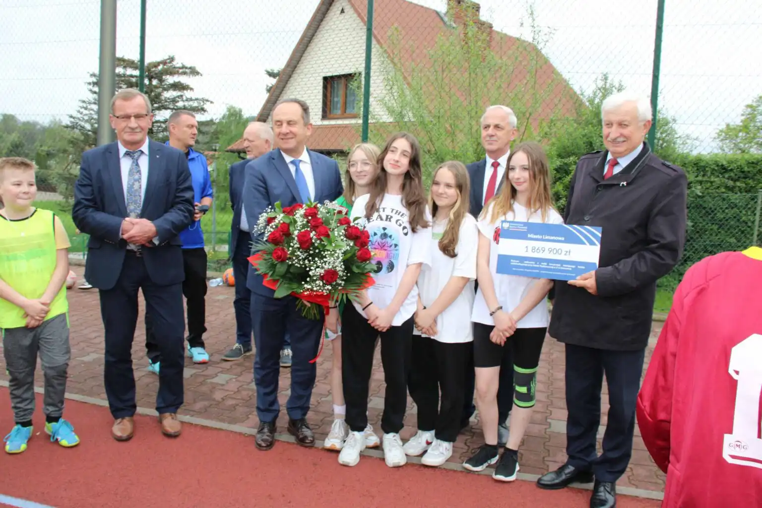 Boisko przy Szkole Podstawowej Nr 2 w Limanowej zyska zadaszenie