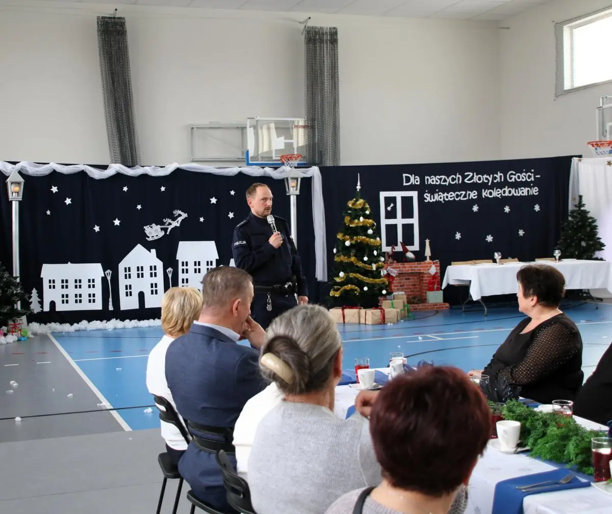 Seniorzy z Gminy Słopnice uczą się, jak nie dać się oszustom