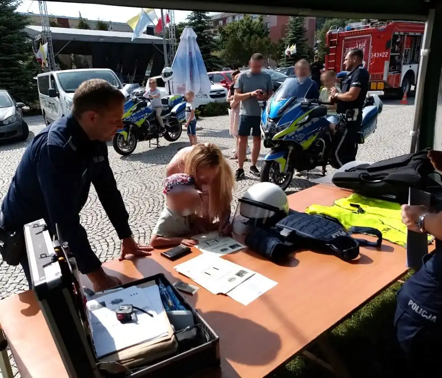 Policjanci na festynie w Krynicy-Zdroju. Bezpieczeństwo, edukacja i dobra zabawa