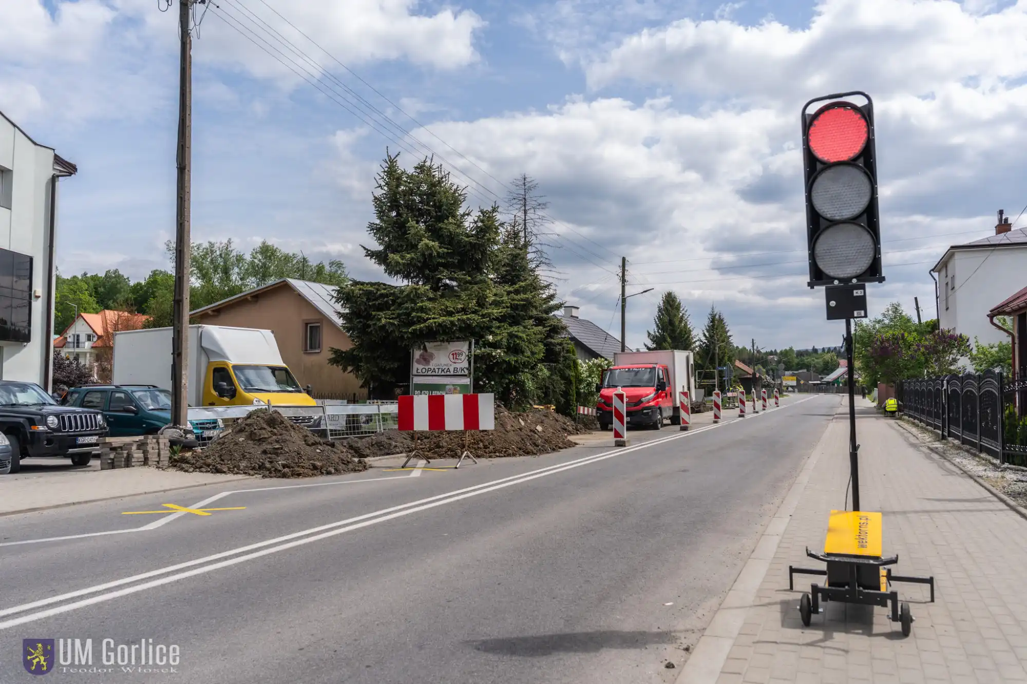 Bezpieczne przejście, nowy chodnik i modernizacja Stróżowskiej. Prace w toku