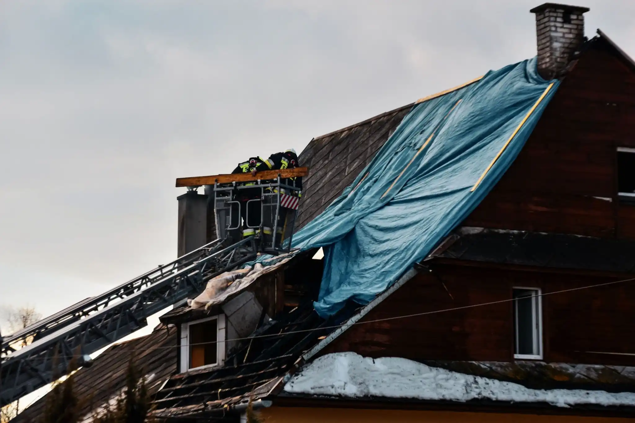Pożar budynku mieszkalnego w Łostówce. Ogień objął część poddasza oraz balkon