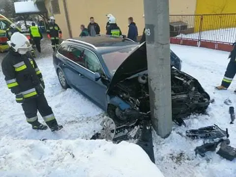 Wypadek w Zabrzeży. Osobówka wypadła z drogi i uderzyła w słup energetyczny