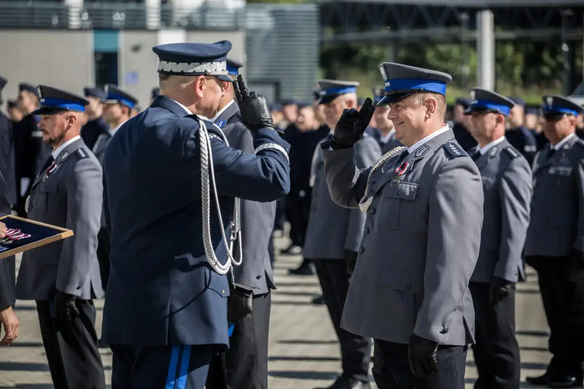 Zasłużeni sądeccy policjanci wyróżnieni. Burmistrz Starego Sącza Jacek Lelek z Medalem za Zasługi dla Policji