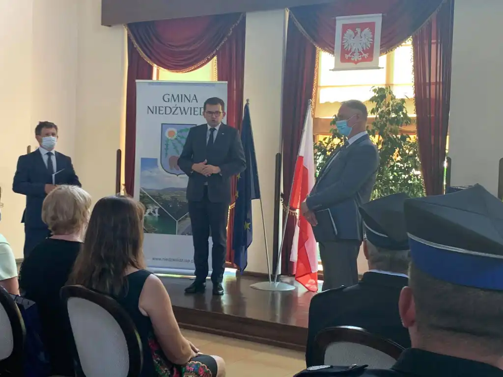 Wojewoda małopolski wręczył zasłużonym dla gminy Niedźwiedź odznaczenia państwowe