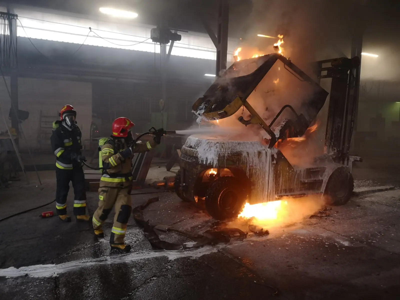 Nowy Sącz: Pożar w hali przy ul. Węgierskiej. Zapalił się wózek widłowy