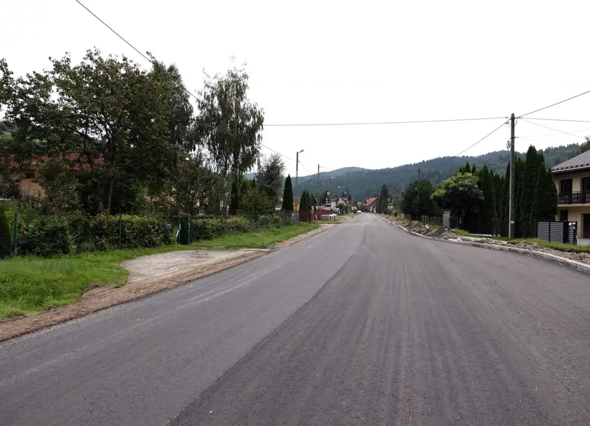 Trwa remont 7,5 km odcinka drogi powiatowej na trasie Powroźnik - Tylicz. W ramach prac zostanie zmodernizowanych siedem mostów