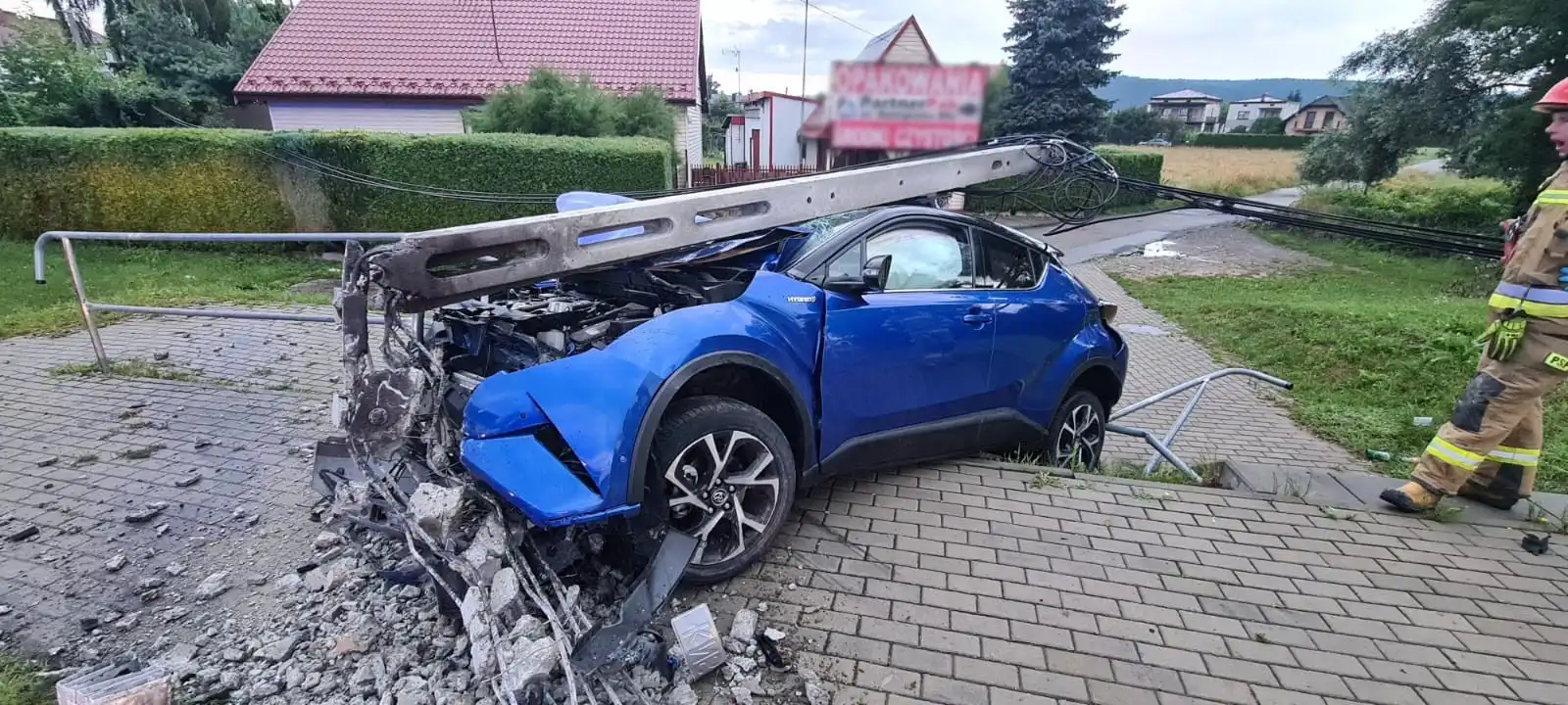 Wypadek na ul. Krakowskiej w Nowym Sączu. Samochód osobowy uderzył w betonowy słup