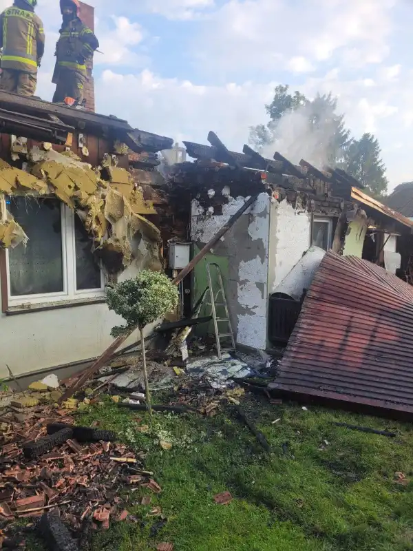 Mija pierwszy miesiąc wakacji. Strażacy prowadzili działania ratownicze na drogach oraz gasili pożary budynków