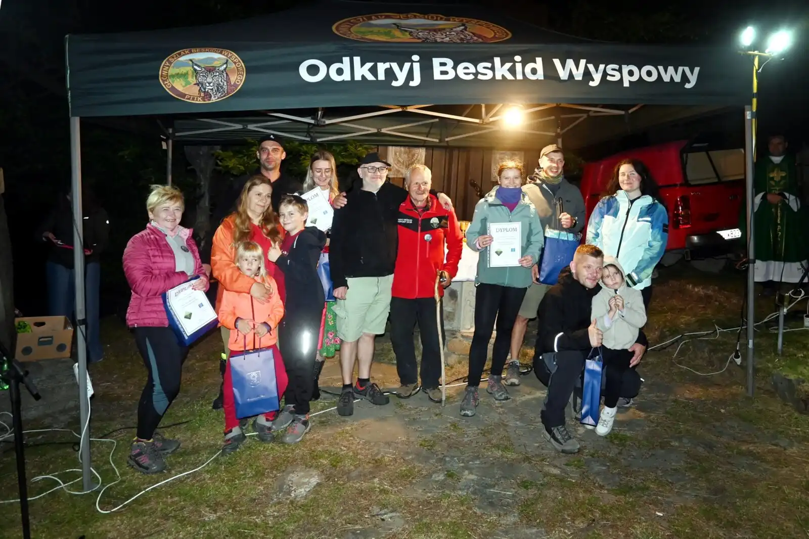 Rekordowa nocna wędrówka na Ćwilin. Szesnasta edycja akcji „ODKRYJ BESKID WYSPOWY 2025”