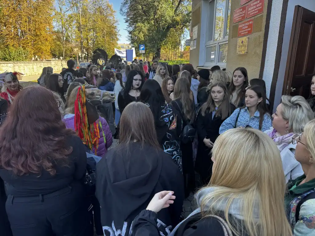 Kolorowy pochód literackich bohaterów przemaszerował ulicami Nowego Sącza