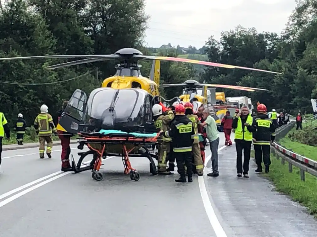 Tragiczny wypadek w Witowicach Górnych w relacji strażaków. W czołowym zderzeniu autobusu i osobówki zginęły dwie osoby
