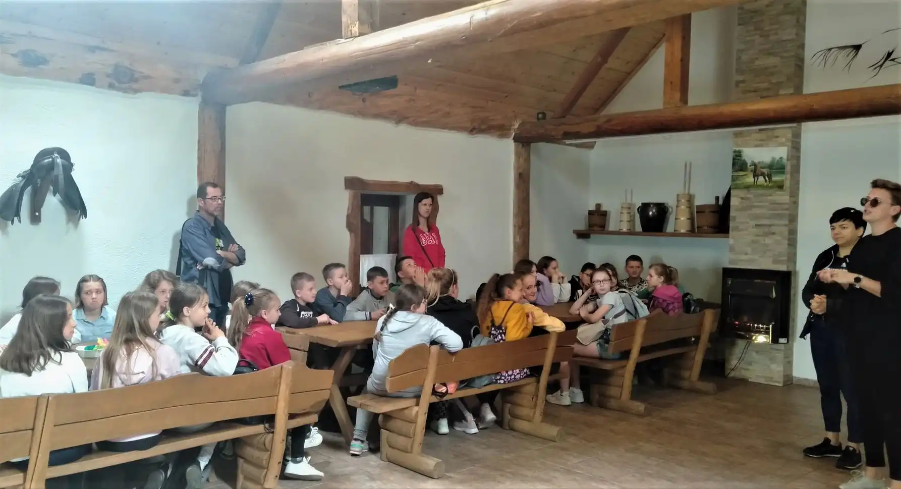 Dzień wśród koni: Uczniowie odwiedzili Powiatowy Zakład Aktywności Zawodowej