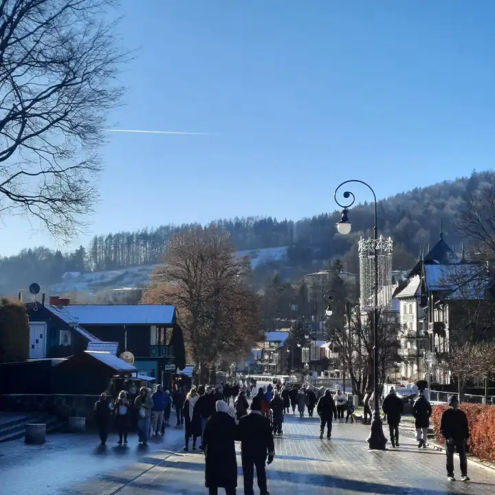 Krynica Zdrój znów na topie. Zimowy sezon przyciąga tłumy