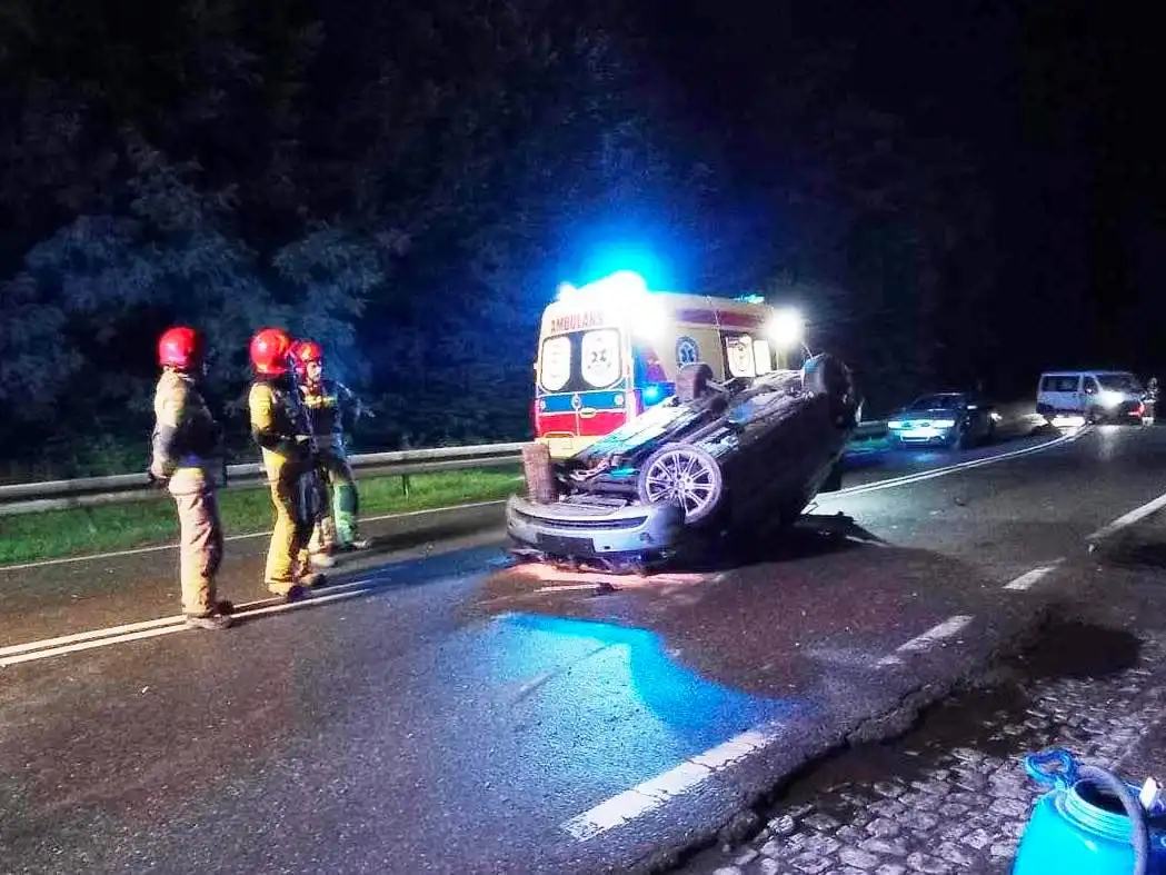 W Obłazach Ryterskich dachował samochód osobowy