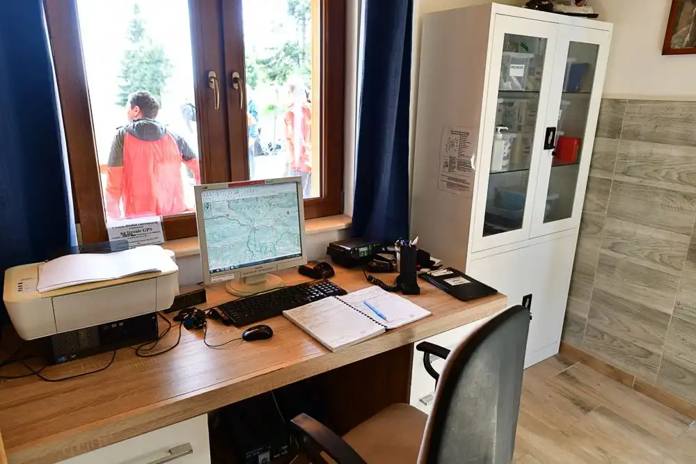 Na Turbaczu otwarto dyżurkę GOPR. Podczas wydarzenia wręczono promesy przedstawicielom ratownictwa górskiego z Małopolski