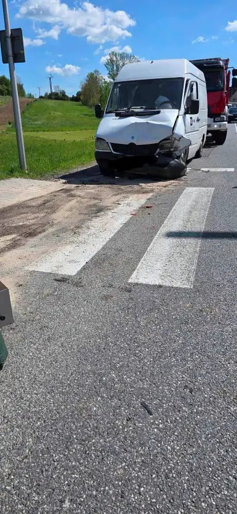 Wypadek w Tymbarku. Zderzyły się trzy auta, dwie osoby poszkodowane