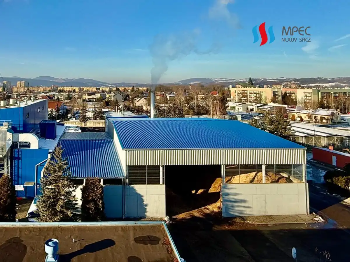 Nowe zadaszenie nad magazynem biomasy na terenie Kotłowni Millenium. Inwestycja w zieloną energię