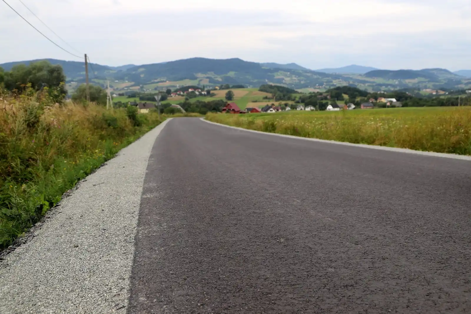 Prace drogowe w gminie Limanowa zakończone: Nowe nawierzchnie, pobocza i zjazdy