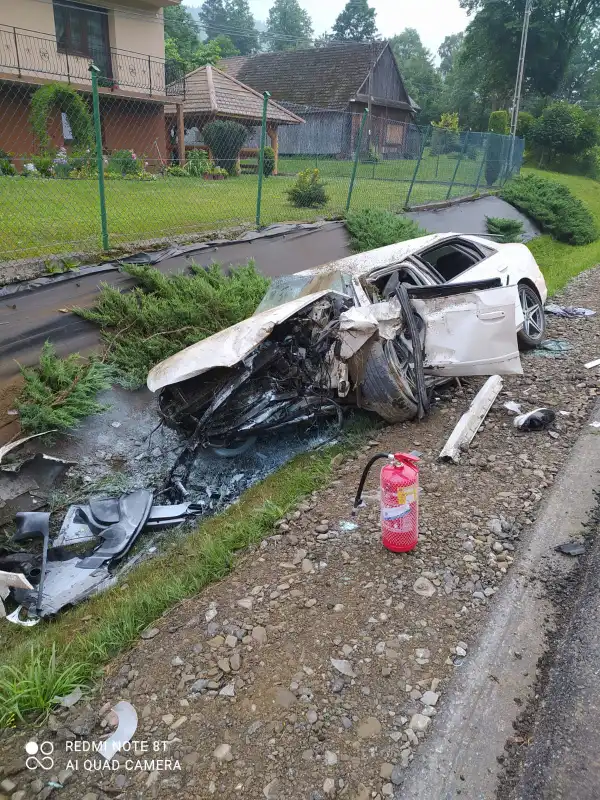 Królowa Górna: osobówka wypadła z drogi i uderzyła w przepust. 23-letni kierowca trafił do szpitala