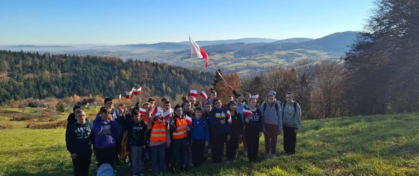 Z flagą przez wzgórza. Uczniowie SOSW w Szymbarku świętowali niepodległość