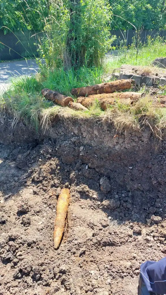 Operator koparki znalazł istny arsenał, aż 60 pocisków na prywatnej działce w Chełmcu