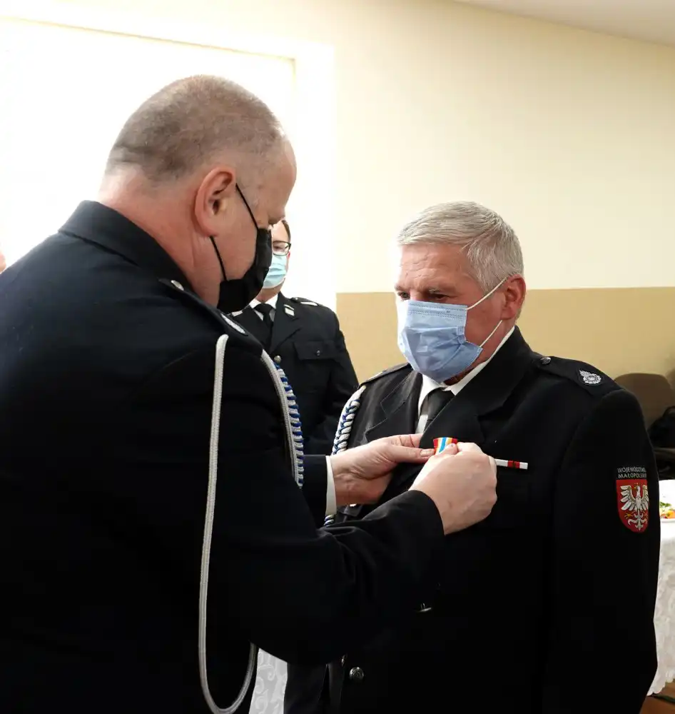 Promesa i honorowe odznaczenia dla strażaków ochotników z OSP w Zabrzeży