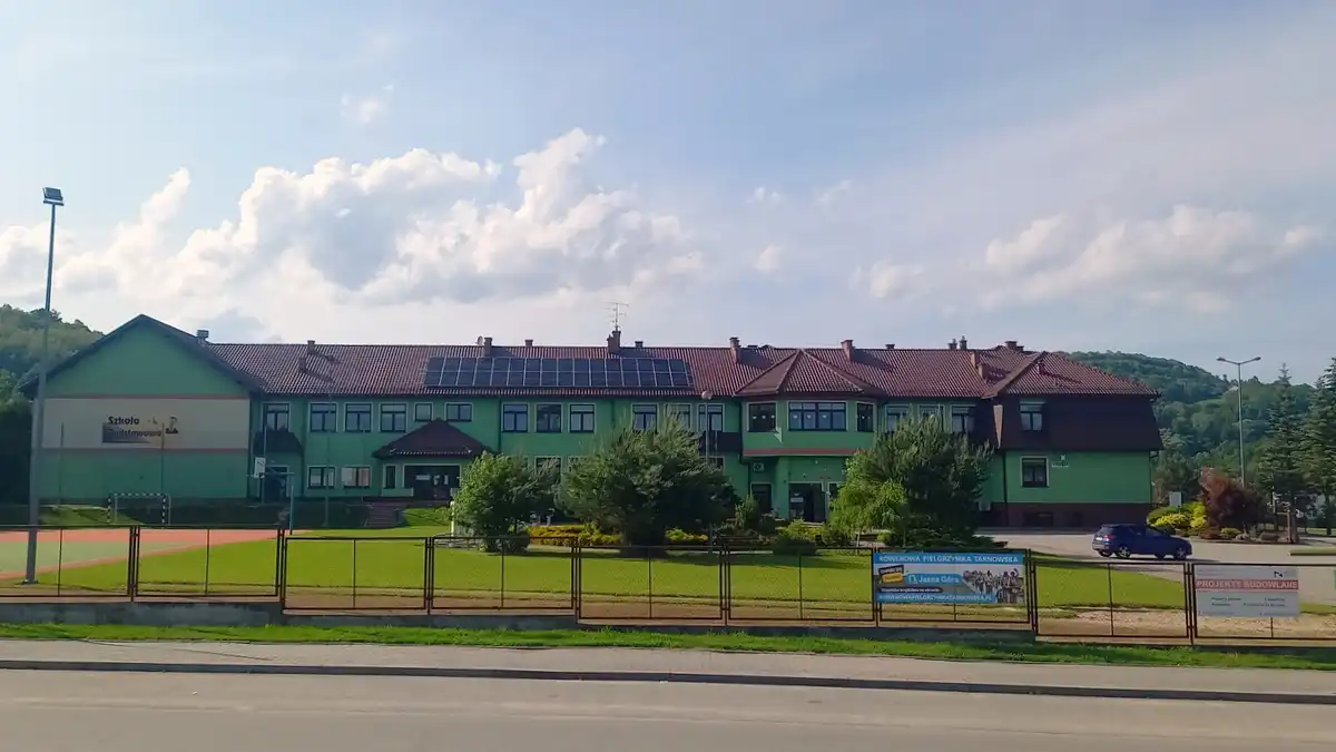 Gmina Łososina Dolna z dofinansowaniem stawia na OZE. Fotowoltaika w szkołach i instytucjach
