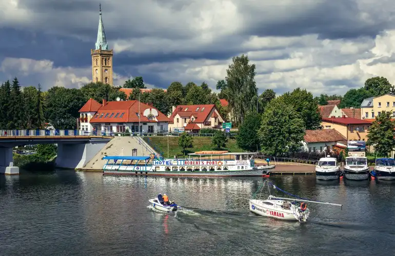 Na Mazurach drożej niż w Hiszpanii. Ceny wakacji w Polsce nawet o 54% wyższe niż w zagranicznych kurortach