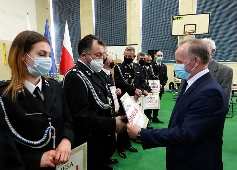 Strażacy z terenu miasta i gminy Grybów z promesą na zakup sprzętu