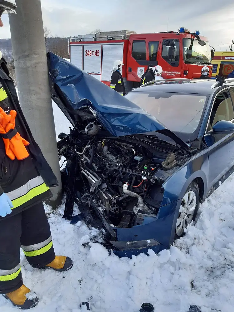 Wypadek w Zabrzeży. Osobówka wypadła z drogi i uderzyła w słup energetyczny