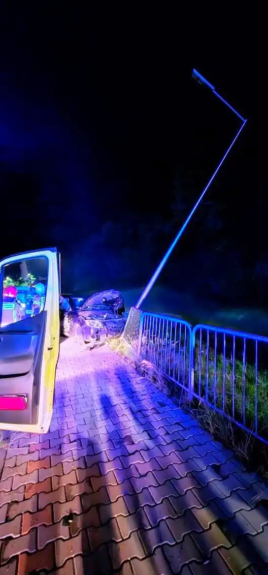 Nawojowa: Samochód osobowy uderzył w barierki i latarnię uliczną