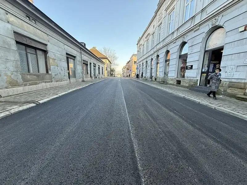 Lwowska gotowa przed weekendem. Asfalt zamiast kostki