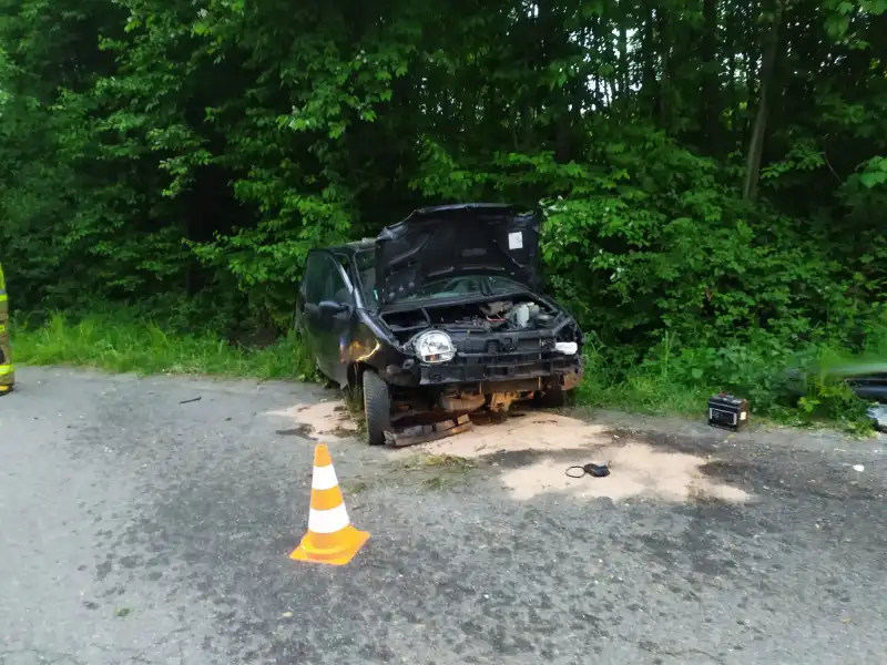 Kotów: pojazd osobowy wypadł z jezdni i uderzył w przydrożny przepust