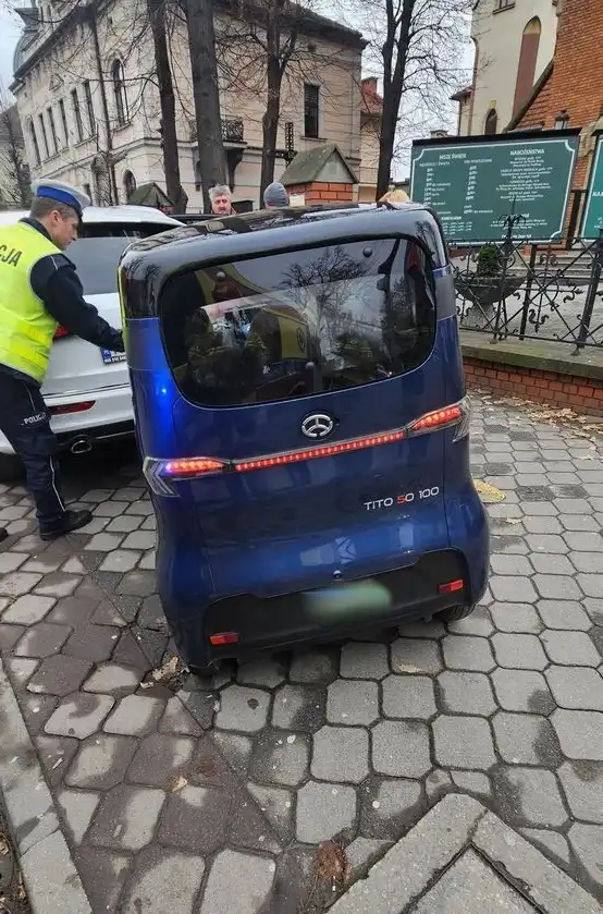Wypadek na Alejach Batorego. Motorower uderzył w zaparkowane auto. Kierujący trafił do szpitala