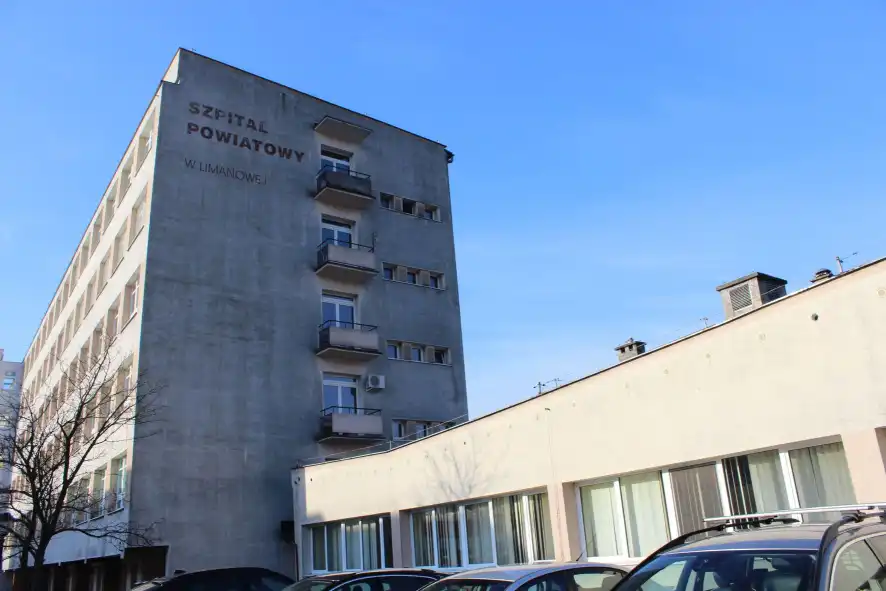 Postępują prace związane z termomodernizacją budynku limanowskiego Szpitala