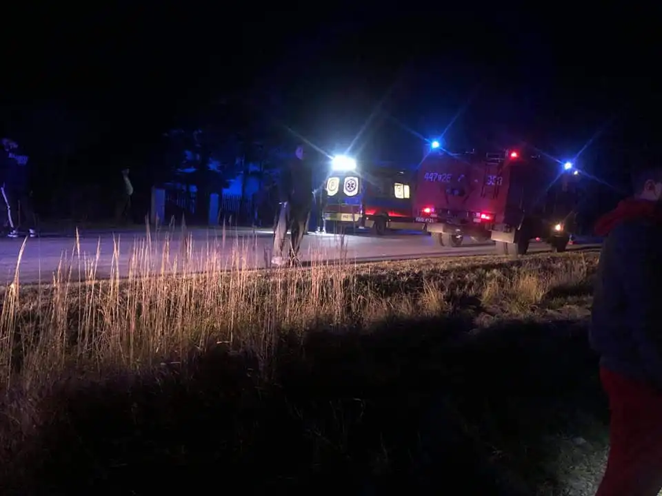 Wypadek w Libuszy. Samochód osobowy wypadł z drogi