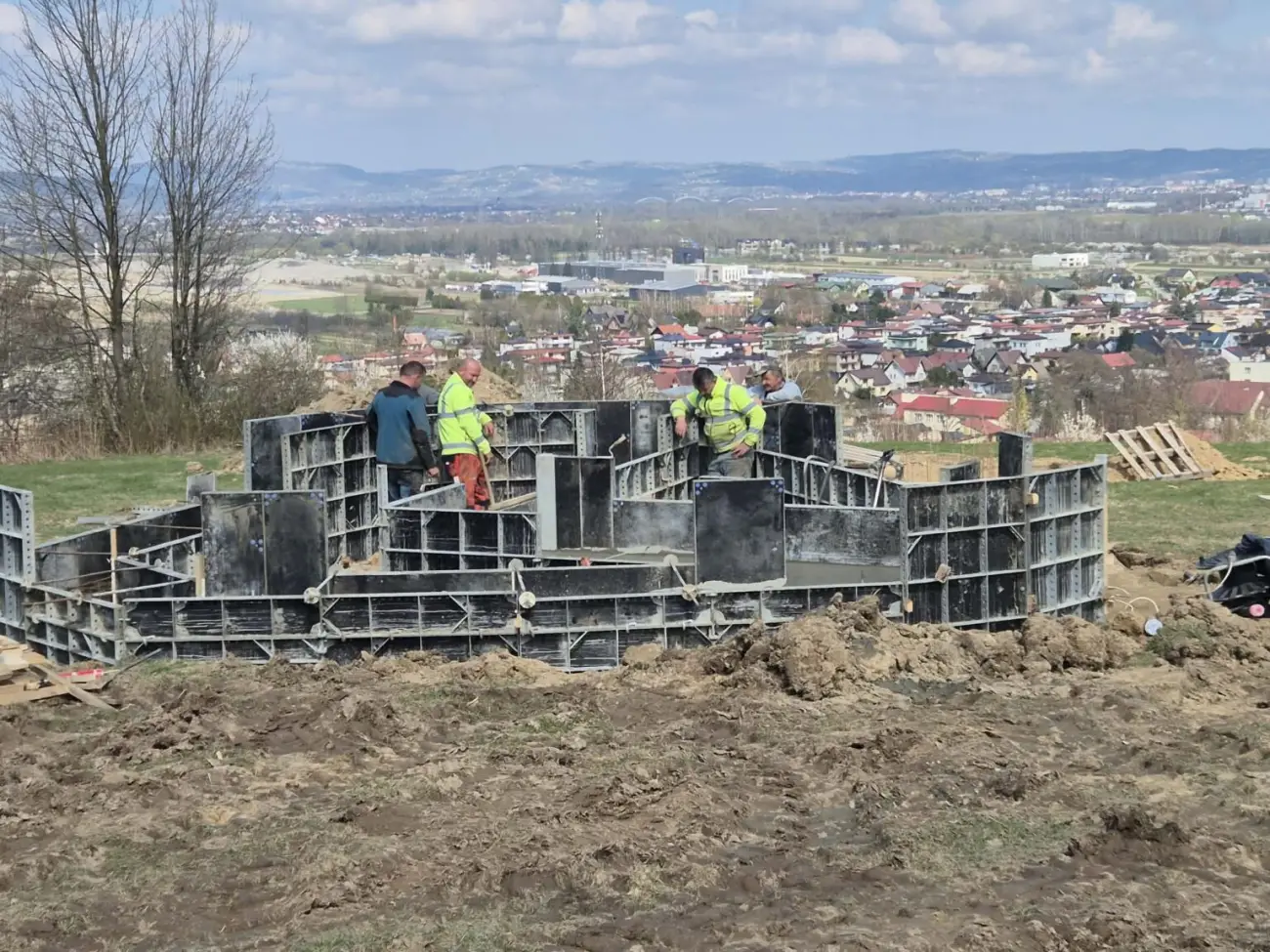 Punkt widokowy, zielona szkoła i schron. Projekt Orbisfera z dodatkowymi inwestycjami