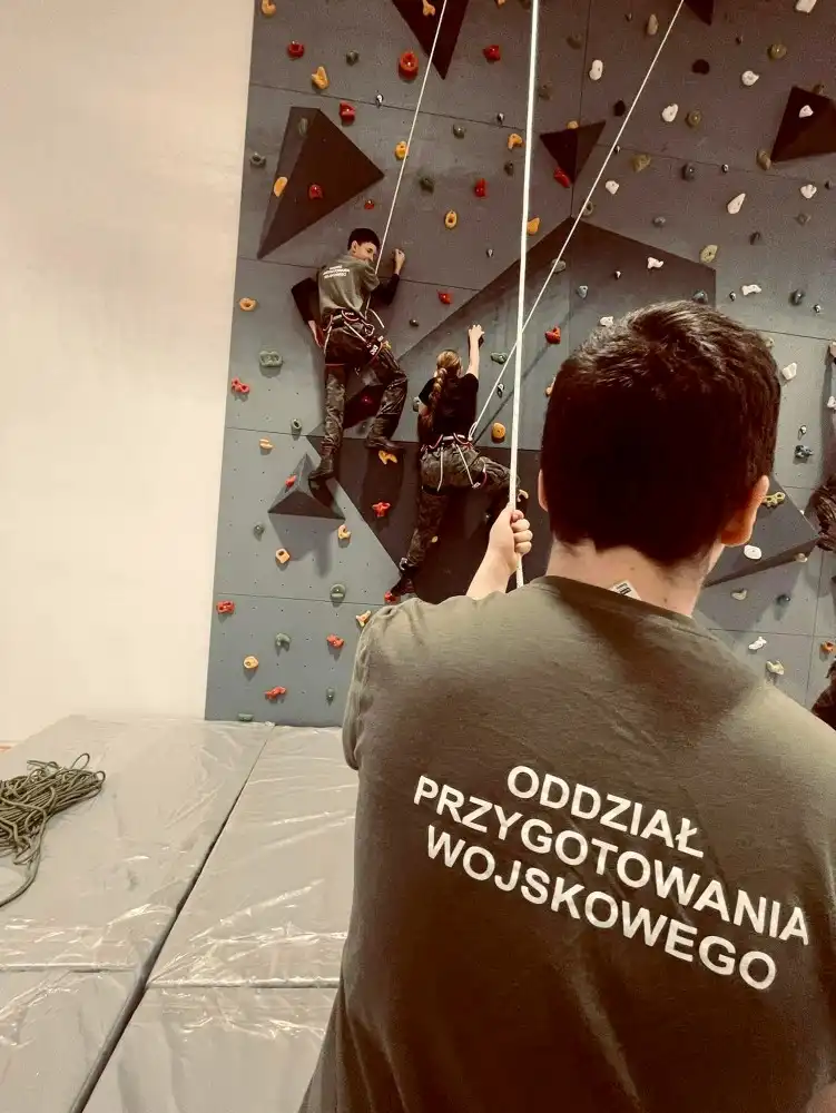 Uczniowie z ZS w Marcinkowicach ćwiczą na wysokości