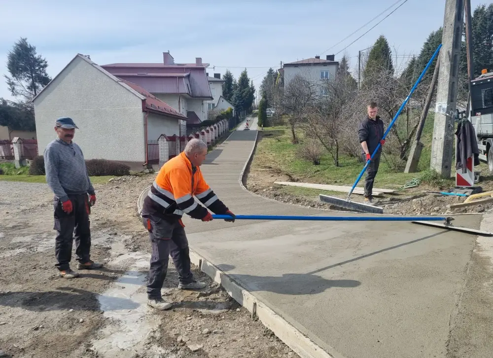 Beton zamiast płyt. Droga na czerwonym osiedlu z nową nawierzchnią